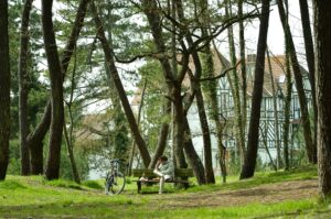 Vélo posé près d’un paysage rural et patrimonial à Toussus-le-Noble en Île-de-France