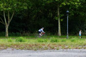 Cyclistes roulant sur une route calme autour de Toussus-le-Noble dans les Yvelines