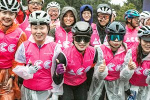 Club cycliste amateur préparant un événement vélo local avec bénévoles et participants