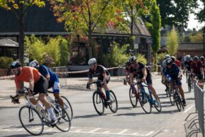 Cyclistes participant à une randonnée sportive sur les routes des Yvelines
