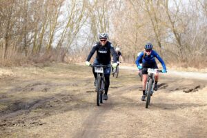 Départ d’un événement cycliste amateur dans les Yvelines avec des participants regroupés sur la route