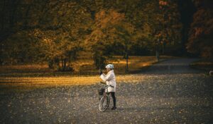 Cyclistes regardant des photos et vidéos d’un événement sportif sur un téléphone après une sortie vélo